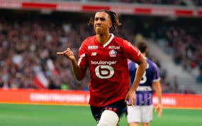 Yoro celebra un gol con el Lille.