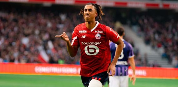 Yoro celebra un gol con el Lille.