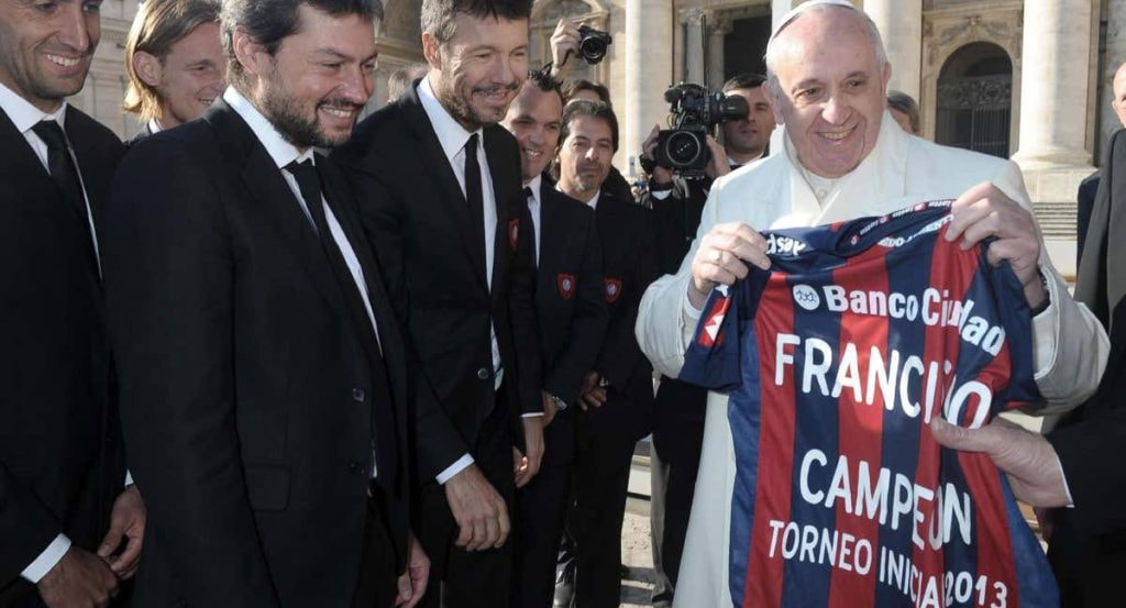 El papa Francisco con la camiseta de San Lorenzo.