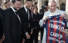 El papa Francisco con la camiseta de San Lorenzo.