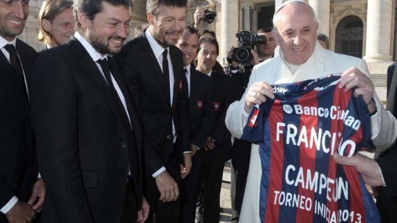 El papa Francisco con la camiseta de San Lorenzo.
