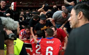 Giménez y Koke dialogan con los ultras del Metropolitano tras los lanzamientos de objetos a Courtois.