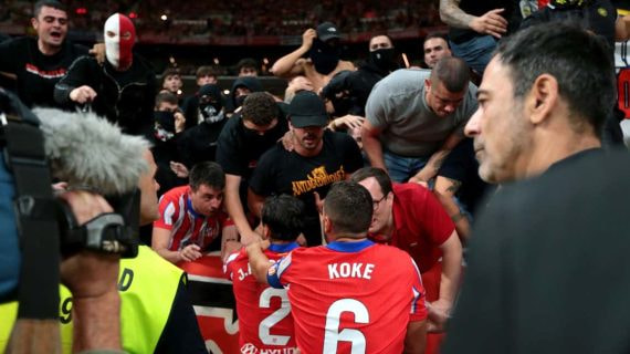 Giménez y Koke dialogan con los ultras del Metropolitano tras los lanzamientos de objetos a Courtois.