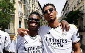 Vinicius y Bellingham, en el autobús celebrando la 36ª Liga.
