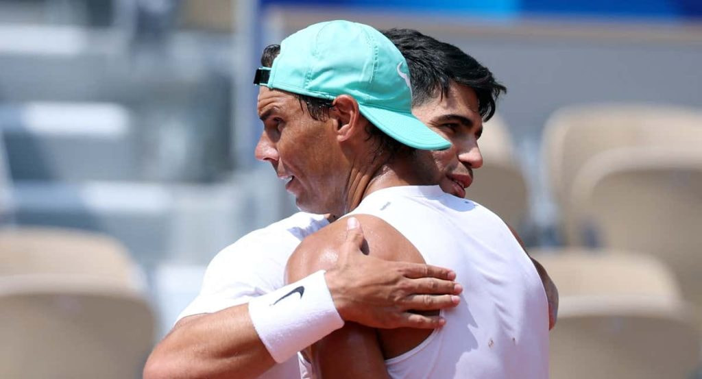 Nadal se abraza con Alcaraz en el entrenamiento de este miércoles previo al inicio de la competición en los JJOO