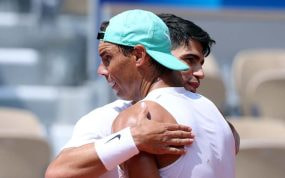 Nadal se abraza con Alcaraz en el entrenamiento de este miércoles previo al inicio de la competición en los JJOO