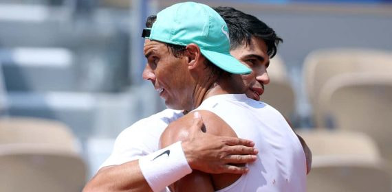 Nadal se abraza con Alcaraz en el entrenamiento de este miércoles previo al inicio de la competición en los JJOO