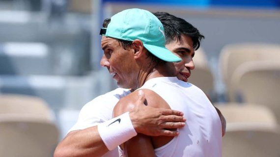 Nadal se abraza con Alcaraz en el entrenamiento de este miércoles previo al inicio de la competición en los JJOO