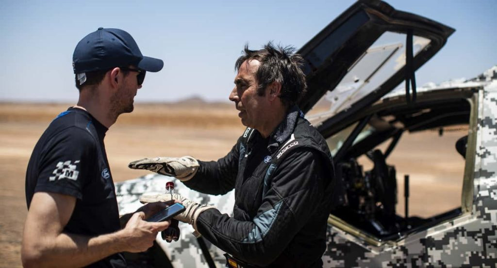Nani Roma explica a un ingeniero de M-Sport las sensaciones con el Ford Ranger T1+ durante los test de Marruecos.