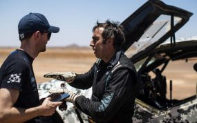 Nani Roma explica a un ingeniero de M-Sport las sensaciones con el Ford Ranger T1+ durante los test de Marruecos.