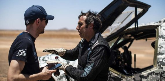 Nani Roma explica a un ingeniero de M-Sport las sensaciones con el Ford Ranger T1+ durante los test de Marruecos.