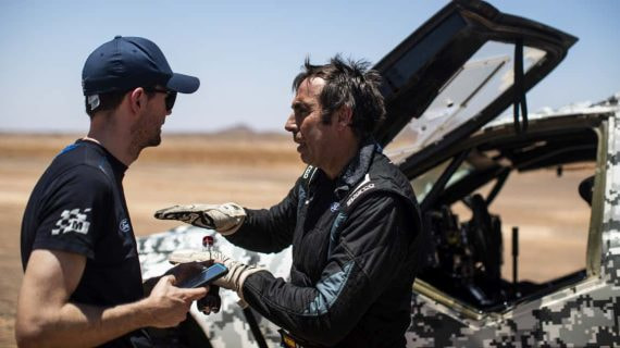 Nani Roma explica a un ingeniero de M-Sport las sensaciones con el Ford Ranger T1+ durante los test de Marruecos.