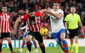 Asier Villalibre lucha un balón con Oriol Romeu.