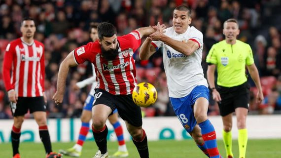 Asier Villalibre lucha un balón con Oriol Romeu.