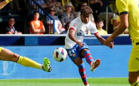 Lamine Yamal en una acción del partido ante el Villarreal.