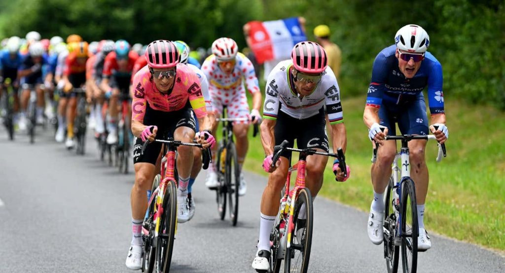Neilson Powless, Rui Costa y Stefan Kung.