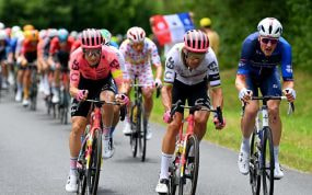 Neilson Powless, Rui Costa y Stefan Kung.