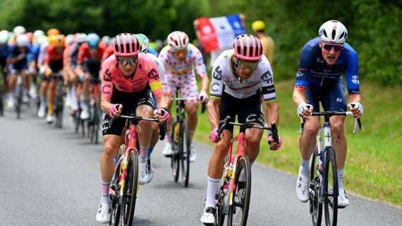 Neilson Powless, Rui Costa y Stefan Kung.