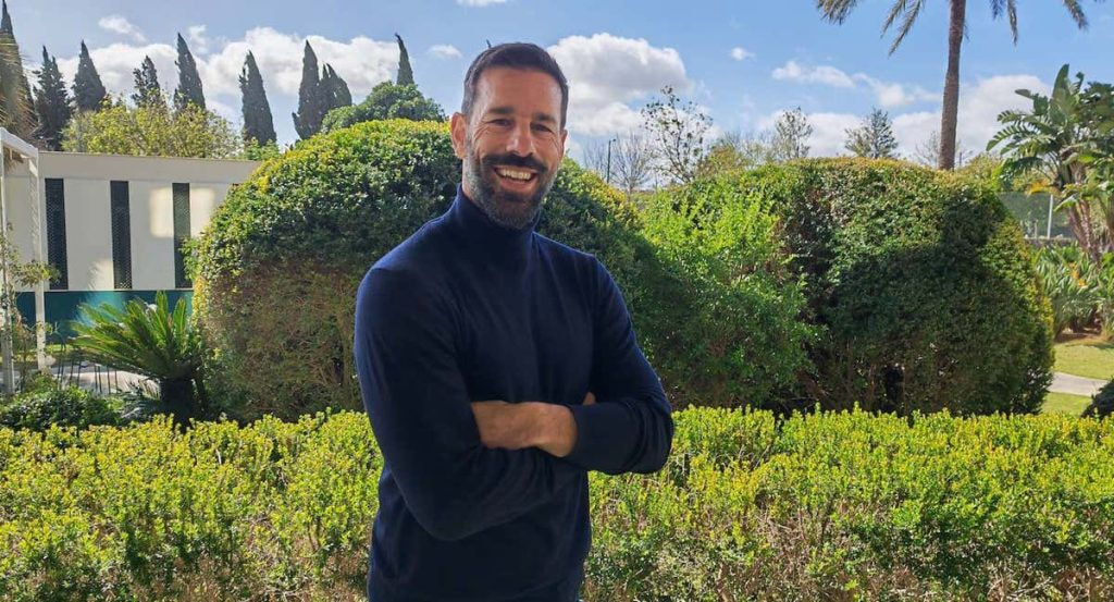Ruud Van Nistelrooy atiende a Relevo en el Hotel Silken Al-Andalus.