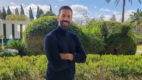 Ruud Van Nistelrooy atiende a Relevo en el Hotel Silken Al-Andalus.