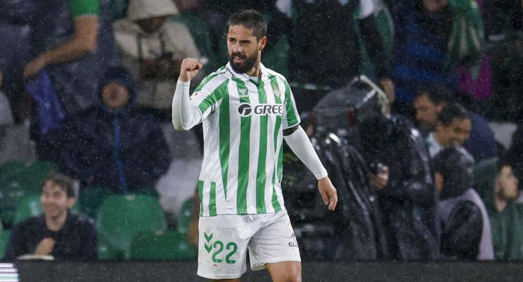 Isco Alarcón celebra uno de sus goles ante el Real Madrid.