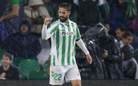 Isco Alarcón celebra uno de sus goles ante el Real Madrid.