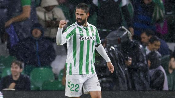 Isco Alarcón celebra uno de sus goles ante el Real Madrid.