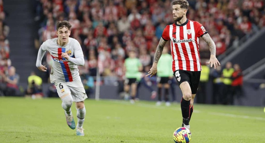 Iñigo Martínez conduce el balón en el último partido ante el Barça.