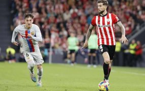 Iñigo Martínez conduce el balón en el último partido ante el Barça.