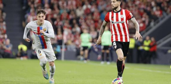 Iñigo Martínez conduce el balón en el último partido ante el Barça.