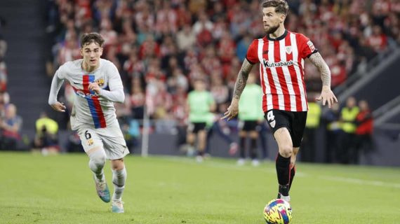 Iñigo Martínez conduce el balón en el último partido ante el Barça.