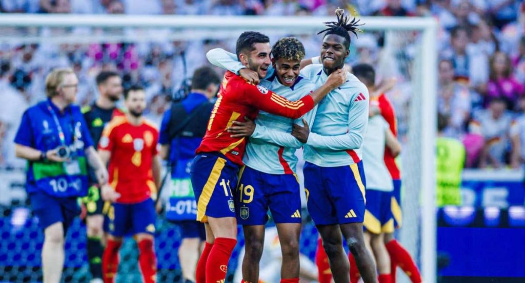 Nico Williams celebra la clasificación a semifinales de la Euro junto a Ferran Torres y Lamine Yamal.