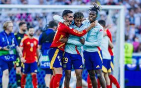 Nico Williams celebra la clasificación a semifinales de la Euro junto a Ferran Torres y Lamine Yamal.