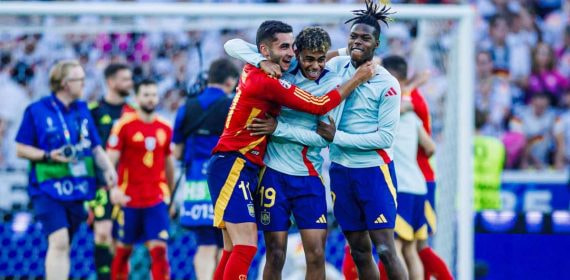 Nico Williams celebra la clasificación a semifinales de la Euro junto a Ferran Torres y Lamine Yamal.
