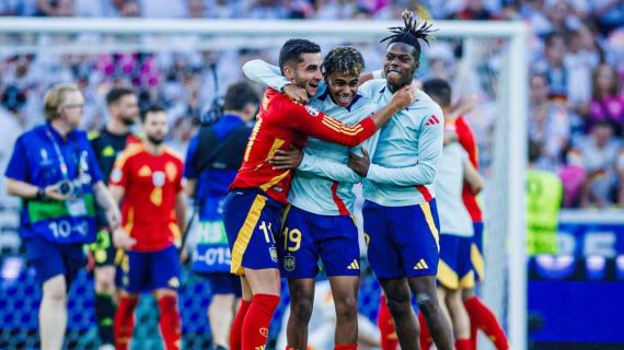 Nico Williams celebra la clasificación a semifinales de la Euro junto a Ferran Torres y Lamine Yamal.