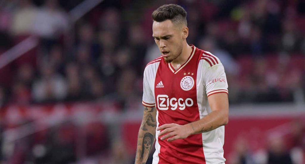 Ocampos en un partido con el Ajax.