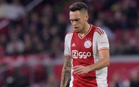Ocampos en un partido con el Ajax.