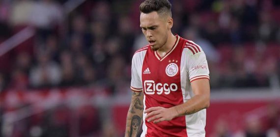 Ocampos en un partido con el Ajax.