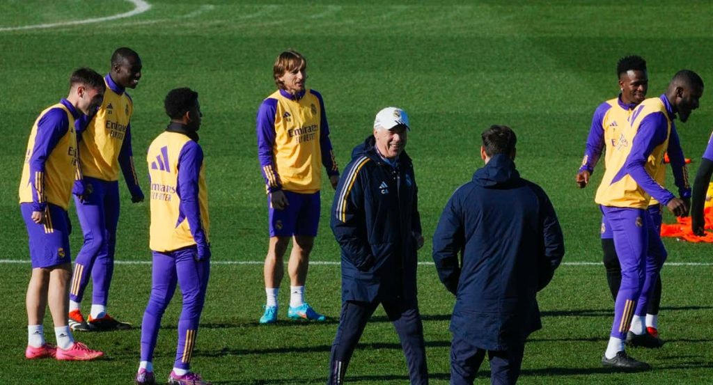 Modric, detrás de Ancelotti en un entrenamiento reciente.