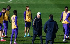 Modric, detrás de Ancelotti en un entrenamiento reciente.