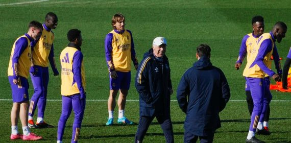 Modric, detrás de Ancelotti en un entrenamiento reciente.