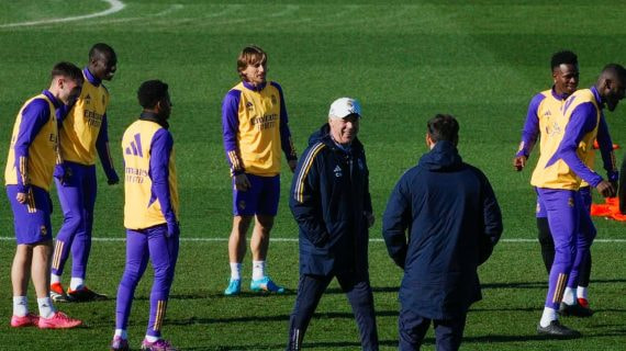 Modric, detrás de Ancelotti en un entrenamiento reciente.