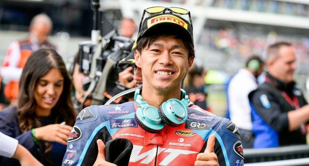 El piloto Ai Ogura sonríe y levanta los pulgares en el paddock