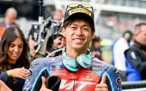 El piloto Ai Ogura sonríe y levanta los pulgares en el paddock