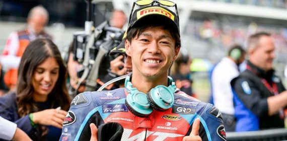 El piloto Ai Ogura sonríe y levanta los pulgares en el paddock