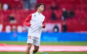 Oliver Torres durante un calentamiento con el Sevilla.