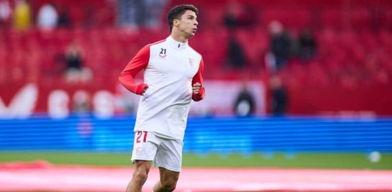 Oliver Torres durante un calentamiento con el Sevilla.