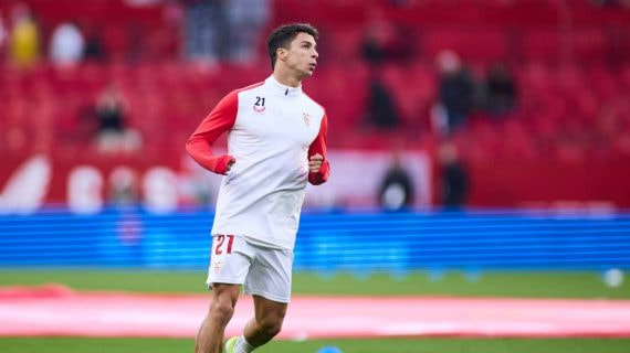 Oliver Torres durante un calentamiento con el Sevilla.