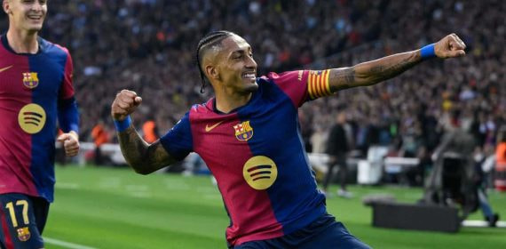 Raphinha celebra un gol con el Barcelona.