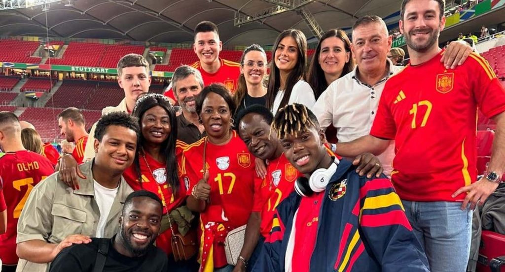 Felix Tainta, segundo por la derecha, junto al entorno más cercano de Nico Williams durante la Eurocopa.